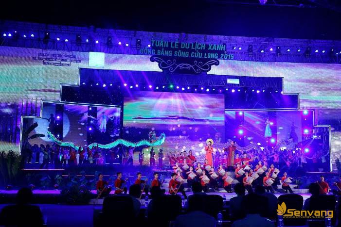 NSƯT Tạ Minh Tâm, Thụy Vân & Dàn hợp xướng cùng phần minh họa của các vũ đoàn mở đầu cho chương trình bằng liên khúc “Cửu Long mùa tụ hội - Trường ca Mekong”