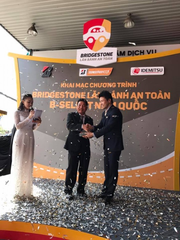 Ông Hiroyuki Saito – Tổng giám đốc Bridgestone Việt Nam trao chứng nhận cảm ơn cho B-Select Năm Quốc.